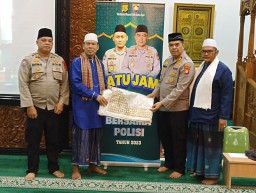 Ditbinmas PMJ Gandeng Tokoh Agama Laksanakan Program “Satu Jam Mengaji Bersama Polisi ” di Masjid Al-IKHLAS