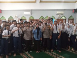Polres Metro Jakarta Timur Dampingi Mahasiswa Dalam Giat Edukasi ke Sekolah