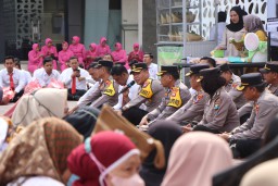 Polisi Baik Hati Ajak Ratusan Warga Trenggalek dan Tukang Becak Sarapan Bareng