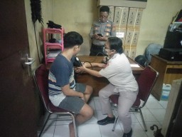 Sidokkes Polres Bandara Ngurah Rai Berikan Pelayanan Kesehatan Para Tahanan