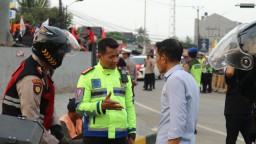Aksi Humanis Polresta Tangerang Amankan Aksi Unjuk Rasa Buruh