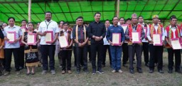Kunjungan Kerja Di Desa Landau Badai, Bupati Kapuas Hulu Salurkan BLT DD Tahun Anggaran 2023