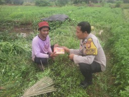 Bhabinkamtibmas Peduli, Bagi Makanan Gratis ke Warga Slum Area