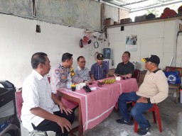 Tingkatkan Fungsi Siskamling , Bhabinkamtibmas Polsek Matraman Dukung Perlengkapan