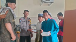 Peduli Warga, Bhabinkamtibmas Rawa Terate Bagikan Nasi Kotak ke Jemaah Masjid