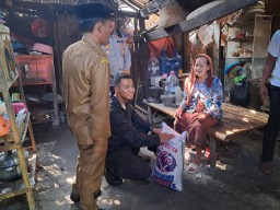 Kapolresta Tangerang Cek Rumah Warga Yang Tak Layak Huni di Mekar Baru