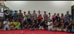 Ajak Anak Anak Penerus Bangsa Tidak Ikut GengSter, Kapolsek Berikan Penyuluhan di Balai RW 1 Kapasari Pedukuhan Surabaya