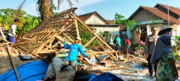 Polres Lamongan Bantu Bangun Rumah Warga Yang Ambruk Terdampak Putting Beliung