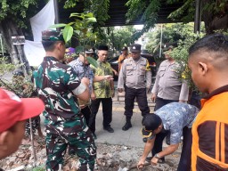 Bhabinkamtibmas Polsek Matraman Hadiri Karya Bakti Penanaman Pohon Peringatan Hari Juang TNI dan HUT Kodam Jaya