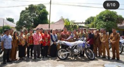 Bupati Kapuas Hulu Serahkan Bantuan Motor Dari Gubernur Kalbar Kepada 26 Desa