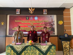 Lapas Kelas IIB Singaraja Terima Rapor Usia Mengikuti Kejar Paket, WBP