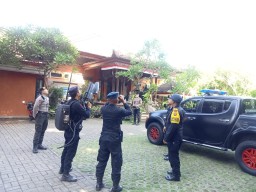 Personil Polda Bali Pantau Situasi Udara Kantor Bawaslu