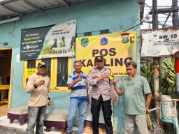Gabung Warga, Bhabinkamtibmas Pasang Banner Tiga Pilar Kamtibmas Siskamling