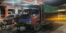 Truk Dyna Warna Merah Striping Biru Terlibat Aktivitas Ilegal di SPBU Kalikapas Lamongan