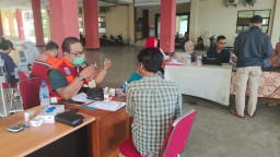 Pastikan Calon Anggota KPPS Sehat, Bhabinkamtibmas Dampingi Petugas Kesehatan Jalani Pemeriksaan Kesehatan