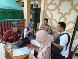 Pemilu Sudah Dekat, Bhabinkamtibmas Monitor Petugas KPPS dan PPS Lakukan Pemeriksaan Kesehatan