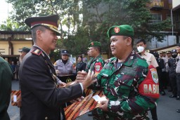 Kapolres Jakarta Timur Beri Penghargaan Kepada Anggota Polri, TNI dan Masyarakat Yang Berprestasi Dalam Tugas