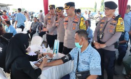 Ratusan Pengemudi Angkutan Umum Yang Beroperasi di Seputaran Bandara Internasional Soekarno-Hatta, Tangerang, Mengikuti Bakti Kesehatan 
