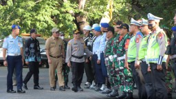 Kesiapan Nataru, Polres Metro Jakarta Timur Adakan Apel Gelar Pasukan Ops Lilin Jaya 2023