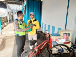 Polantas Cakung Bagi Sembako ke Warga Yang Membutuhkan