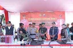 Polres Lamongan Musnahkan 2.500 liter Miras dan Ratusan Knalpot Brong Jelang Nataru