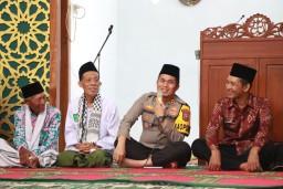 Jum'at Curhat : Polres Nganjuk Ajak Jamaah untuk Ciptakan Situasi Kamtibmas Yang Aman Jelang Pesta Demokrasi