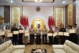 Kapolda Bali Serahkan Bingkisan Natal Kepada Personel Polri dan PNS Yang Beragama Nasrani