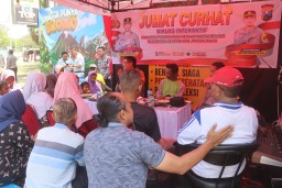 Hari Ibu, Polres Probolinggo Gelar Jumat Curhat Bersama Emak - emak Pedagang di Pantai Bentar