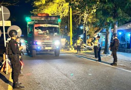 Personel Terlibat Operasi Lilin Agung 2023 Jaga Ketat Keamanan Pintu Masuk Pelabuhan Gilimanuk Jelang Nataru 2023-2024