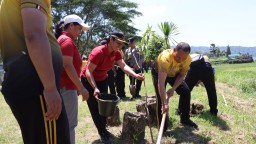 Kapolres Buleleng Bersama Warga Melakukan Penanaman Pohon Hijaukan Areal Danau Buyan
