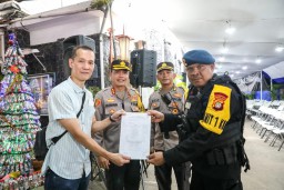 Pastikan Perayaan Natal Aman, Petugas Jibom PMJ Sterilisasi Gereja di Wilayah Jakarta Timur