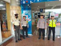 Anggota Polsek Simokerto Mengemban Tugas Jaga Keamanan di Mall ITC Surabaya 