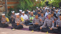 Giat Binrohtal Umat Hindu Polres Karangasem Laksanakan Sembahyang Bersama