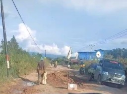Jalan Poros Sukadana Rusak Berat,Warga Minta Sumbangan Untuk Perbaikan Jalan