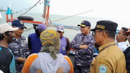 Danlanal Batuporon Bersama PJ Bupati Bangkalan Laksanakan Patroli dan Sosialisasi Dilaut Tentang Penggunaan Alat Tangkap Ikan Sesuai Dengan Peraturan