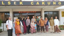 Giat Rutin Jumat Berkah Personil Polsek Cakung Bagikan Santunan Pada Anak Yatim dan Doa Bersama