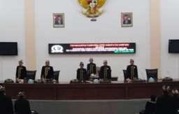 DPRD Gelar Rapat Paripurna Tentang Pengumuman dan Penetapan Propemperda 2024 Serta Peringatan Harjad Sampang ke 400 Tahun
