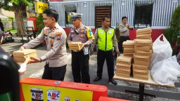 "Jumat Berkah" Pos Pam Nataru Polsek Simokerto di Serbu Masyarakat