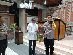 Minggu Kasih : Polsek Denbar dan Polresta Denpasar Raih Kedamaian Jelang Akhir Tahun Bersama Jemaat GKPB