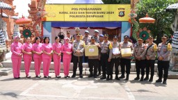 Ketua Bhayangkari Cabang Kota Denpasar Serahkan Bingkisan Kepada Anggota Polri Yang Bertugas Pam Natal dan Tahun Baru 2024