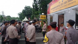 Kapolsek Simokerto Pimpin Apel Dalam Rangka Pengamanan Malam Tahun Baru 2024