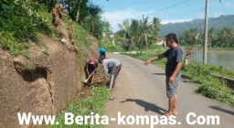 Cegah Banjir, Kades Klabang Agung Bersama Warga Kerja Bakti Normalisasi Saluran Drainase