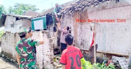 Kompak, Danramil 03 Tegalampel Bersama Kapolsek Kerja Bakti Bantu Renovasi Rumah Warga di Sekarputih
