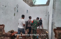 Puting Beliung Terjang Desa Tumpeng, Polsek Wonosari Evakuasi Rumah dan Pohon Tumbang