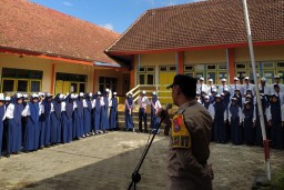 Polsek Dampit Sosialisasikan Anti Narkoba di SMP PGRI 5, Upaya Strategis Ciptakan Lingkungan Bebas Narkoba