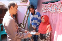 Kapolres Malang Bantu Korban Bencana, Wujud Gotong-Royong dan Semangat Kebersamaan di Tengah Kesulitan