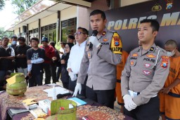 Satreskrim Polres Malang Ringkus Sindikat Pengoplos Gas Elpiji Bersubsidi di Kebobang, Keuntungan 900% dari Harga Normal !