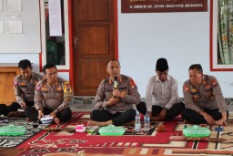 Kapolres Malang Pimpin 'Jumat Curhat' di Tirtoyudo, Berantas Calo SIM dan Hadirkan Mobil SIM Keliling untuk Pelayanan Terbaik