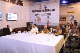 Kunjungan Kapolres Malang dan Bupati ke Pos Pelayanan Natal dan Tahun Baru 2024, Upaya Optimalkan Pemantauan CCTV Untuk Kelancaran Arus Mudik