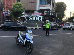 Kaposko dan Personel Operasi Lilin Agung 2023 Polresta Denpasar Turut Atur Lalu Lintas di Simpang Suci Jalan Hasanudin